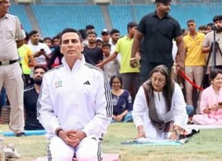 International Day of Yoga: Akshay Kumar performs yoga asanas alongside Union Minister Mansukh Mandaviya Akshay Kumar performs yoga asanas