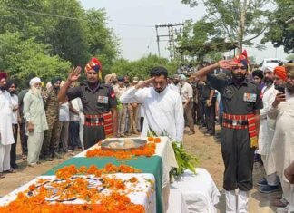 Recently Married Army Jawan Sarabjit Singh Makes Supreme Sacrifice in Siachen; Cremated With Full Military Honours Army jawan Sarabjit Singh Bindrakh was cremated with full military and state honours