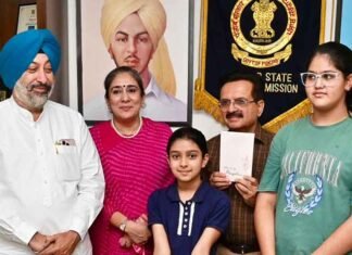Bal Mukand Sharma launches Ravee Pandher book