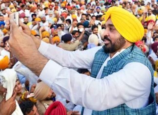 CM Mann Selfie in villages