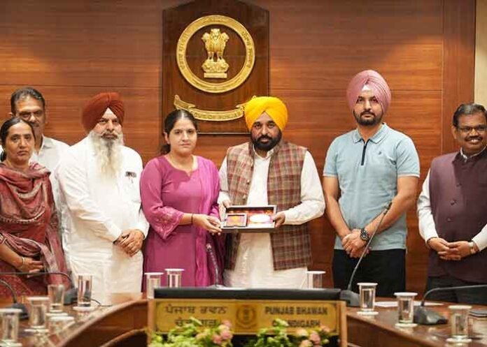 CM Mann felicitates UPSC 2025 toppers