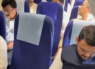 Fadnavis Uddhav Thackeray share same flight