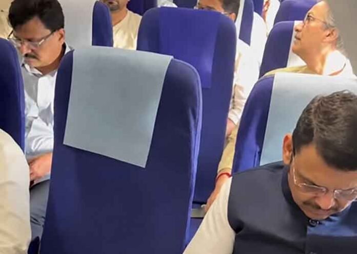 Fadnavis Uddhav Thackeray share same flight