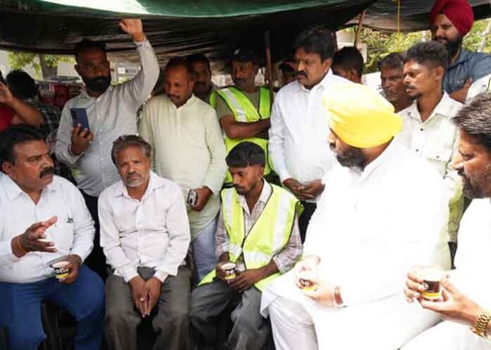 Harjot Bains meets safai sewaks