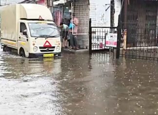 Mumbai drenched by heavy monsoon rains; BMC deploys 7,000 personnel as waterlogging hits several areas Heavy monsoon rains lash Mumbai
