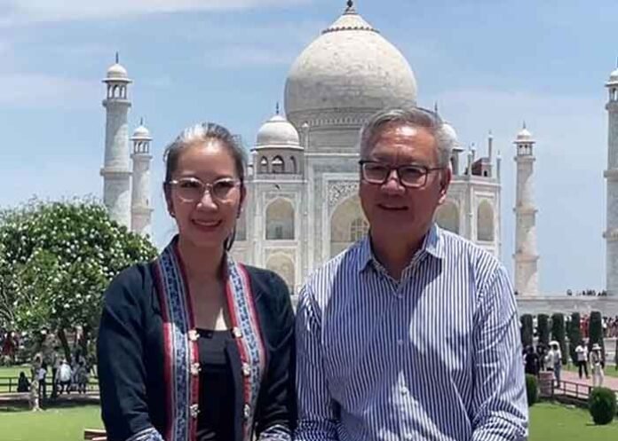 Laos Deputy PM Thongsavanh Phomvihane visits the Taj Mahal with wife