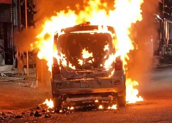 Love dispute turns violent in MP Jabalpur vehicles torched
