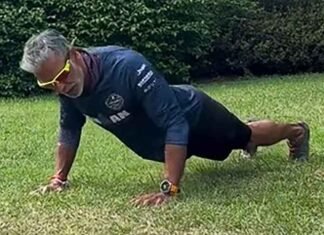 Milind Soman performs push-ups in London’s amazing weather, says ‘lost count after 50’ Milind Soman performs push-ups
