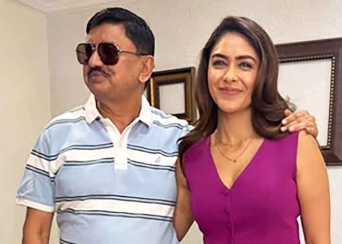 Mrunal Thakur with her father