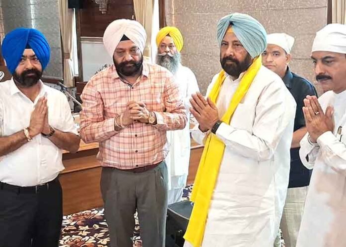 Punjab BJP leader Kewal Singh Dhillon pays obeisance