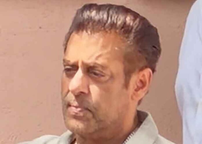 Salman Khan was seen emotional at the funeral of friend Kumud Rane