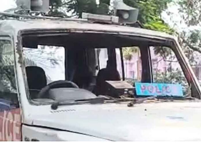 Several policemen injured as mob frees arrested cybercriminal in Jharkhand