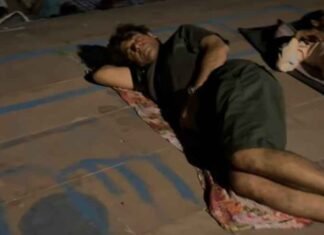 Sunil Grover sleeps on the road near a riverbank amidst many devotees
