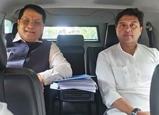 Jyotiraditya Scindia, Sarbananda Sonowal carpool to Cabinet meeting, promote fuel-saving measures Union Ministers Jyotiraditya Scindia and Sarbananda Sonowal in car