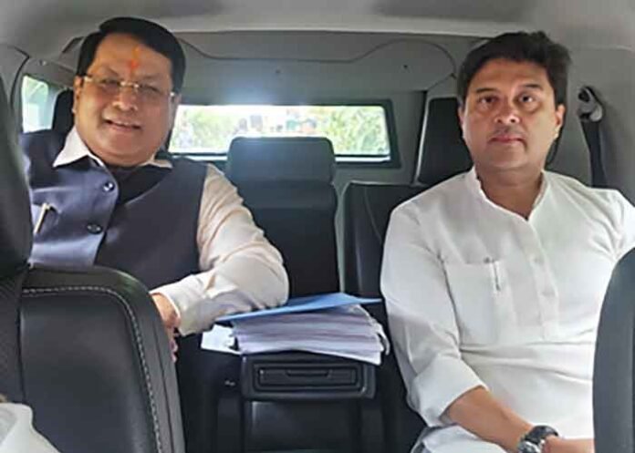 Union Ministers Jyotiraditya Scindia and Sarbananda Sonowal in car