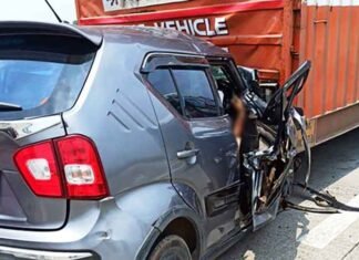 severe truck-car collision in Maharashtra