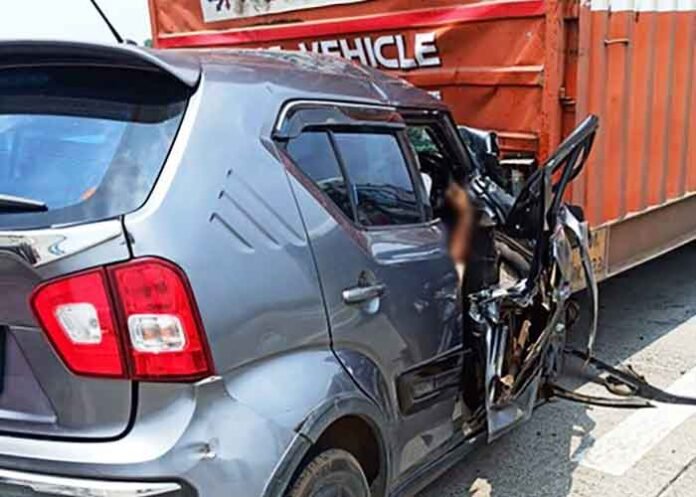 severe truck-car collision in Maharashtra