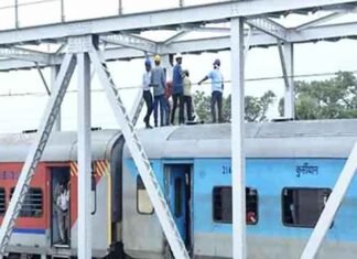 Major train mishap averted in Jharkhand after overhead electric wire snaps on Tata-Howrah Express A snapped overhead electric wire halted the Tata-Howrah Steel Express