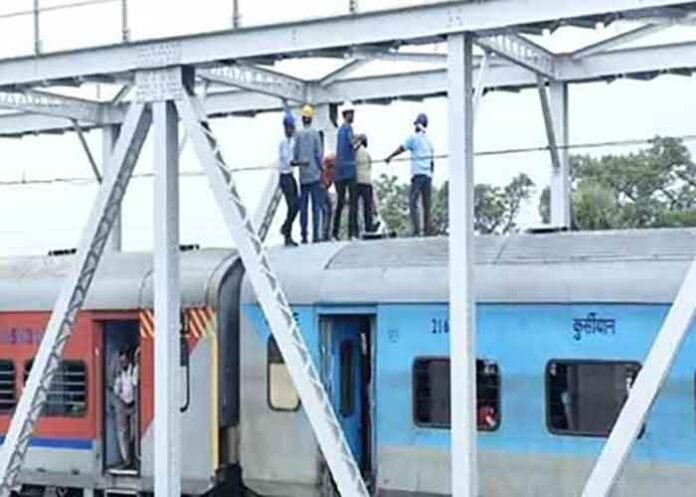 A snapped overhead electric wire halted the Tata-Howrah Steel Express