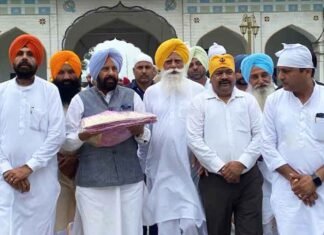 Dhillon paid obeisance at Gurdwara