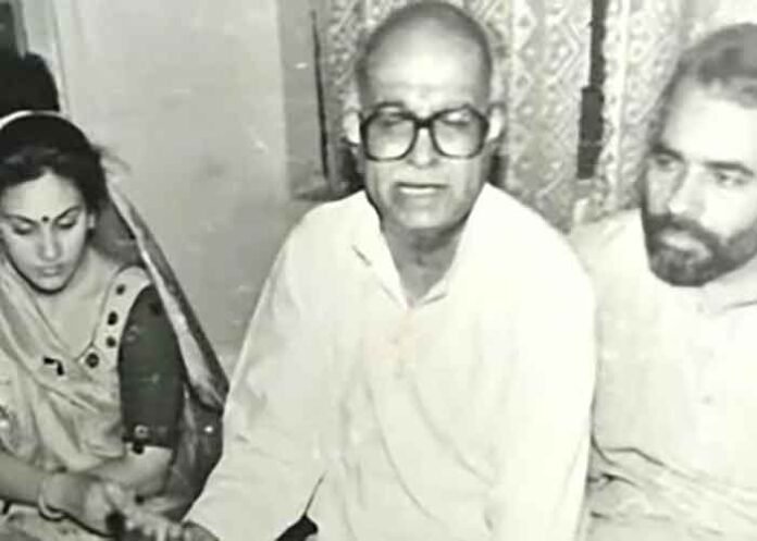 Dipika Chikhlia throwback photo LK Advani and PM Modi