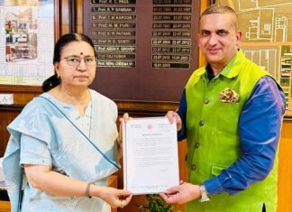 Panjab University Honours State Information Commissioner Punjab Harpreet Sandhu with Certificate of Appreciation Harpreet Sandhu Dr Renu Vig State Information Commissioner