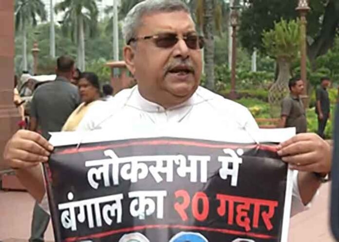 Kalyan Banerjee protests against rebel MPs