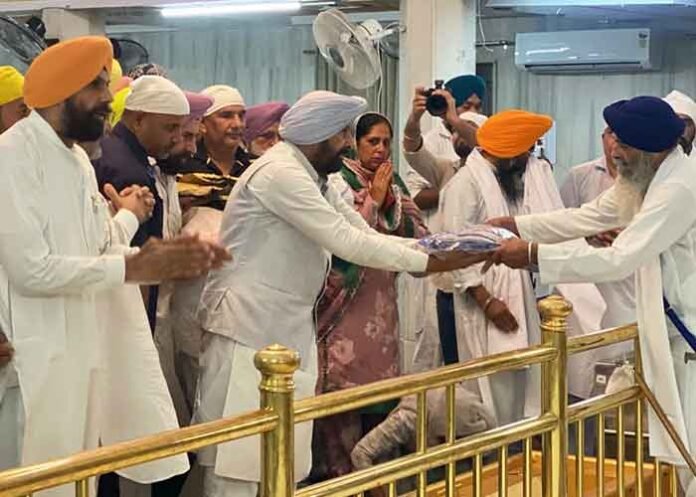 Kewal Dhillon Pays Obeisance