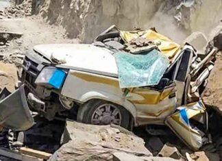 Landslide of rocks hits vehicle in Himachal