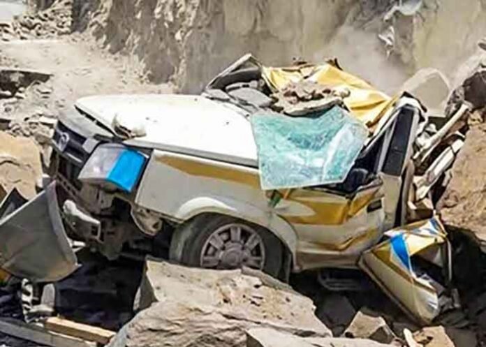 Landslide of rocks hits vehicle in Himachal