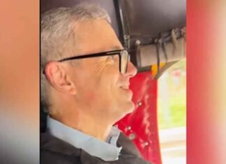Omar Abdullah takes auto-rickshaw in Delhi to reach NC’s statehood protest venue Omar Abdullah takes auto-rickshaw