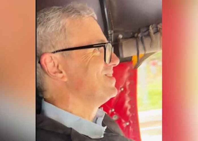 Omar Abdullah takes auto-rickshaw
