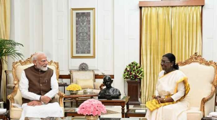 PM Modi Meets President Murmu at Rashtrapati Bhavan Following CCS Review on West Asia