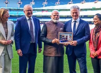 PM Modi gifts Steve Waugh a two-decade-old photo of their meeting during MCG visit PM Modi gifts Steve Waugh a two-decade-old photo