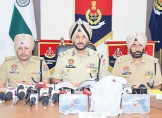 Four Linked To Cross-Border Drug And Arms Smuggling Network Held in Amritsar; 5.5 Kg Heroin, Two Pistols Recovered Punjab Police busted a cross-border drug and arms smuggling network