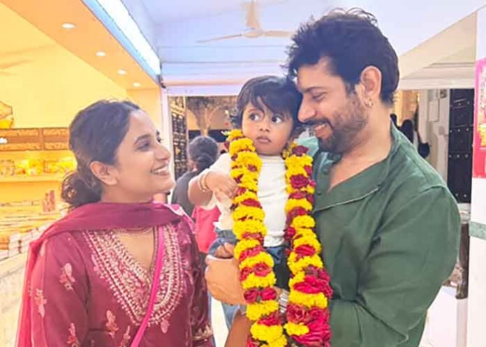 Viineet Kumar Siingh with son and wife at Gurudwara