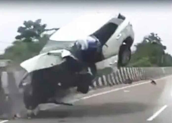 Atiq Ahmed son Abaan car lost control