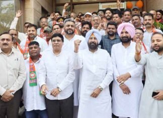 BJP Gets Boost in Punjab as Around 250 Garhwal Community Members Join Party