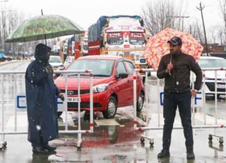 Suspicious SUV Found After Breaching Security Barrier on Jammu-Srinagar Highway; Occupants Missing Barricade on Srinagar-Jammu highway