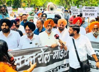 Delhi Sikh leaders protested outside Rahul Gandhi residence