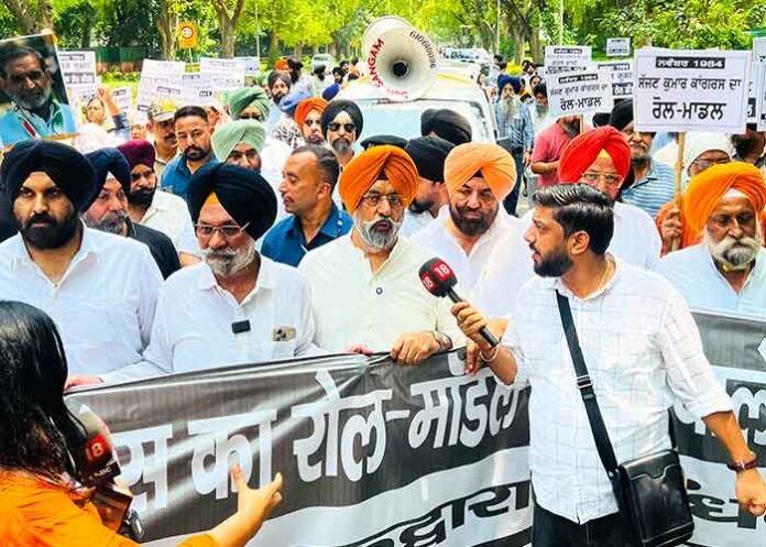 Delhi Sikh leaders protested outside Rahul Gandhi residence