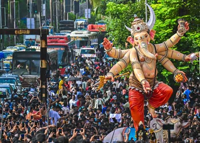 Ganpati idol falls during procession in Mumbai