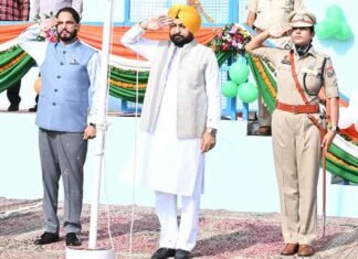 Hardeep Mundian hoists the Tricolour in Bathinda
