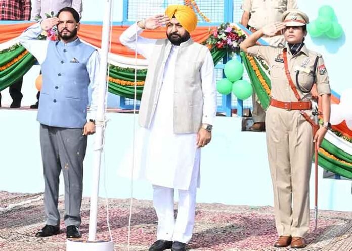 Hardeep Mundian hoists the Tricolour in Bathinda