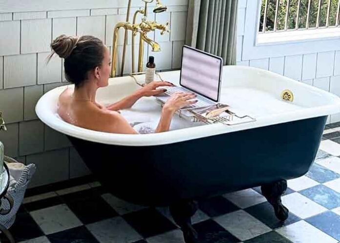 Jennifer Lopez turns bathtub into her office