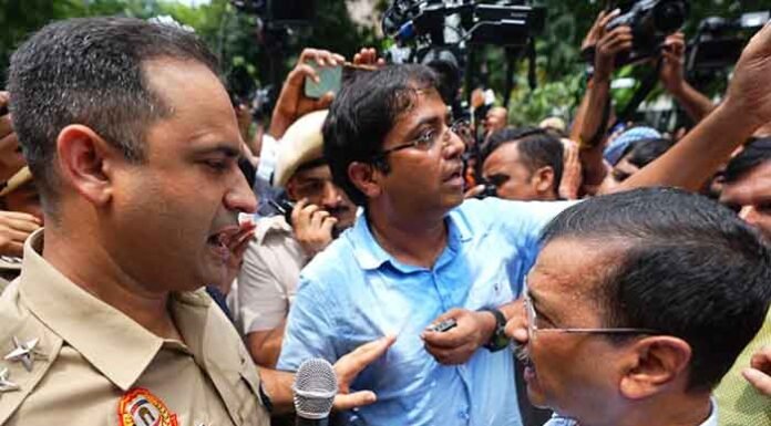 Kejriwal Stopped While Marching to PM’s Residence Over E20 Petrol, AAP Submits 2.33 Lakh Petitions Kejriwal Stopped by Delhi Police