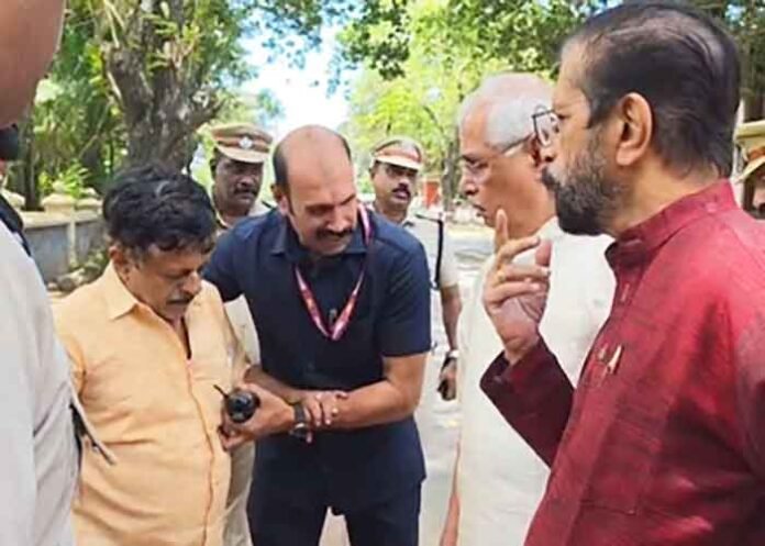Kerala Governor Arlekar stopped his convoy to help an ailing man
