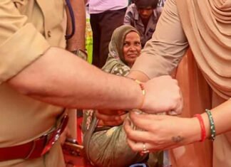 Chhattisgarh: Surrendered Female Maoists Celebrate Raksha Bandhan with DRG Personnel, Officers Naxal violence tie Rakhis to soldiers