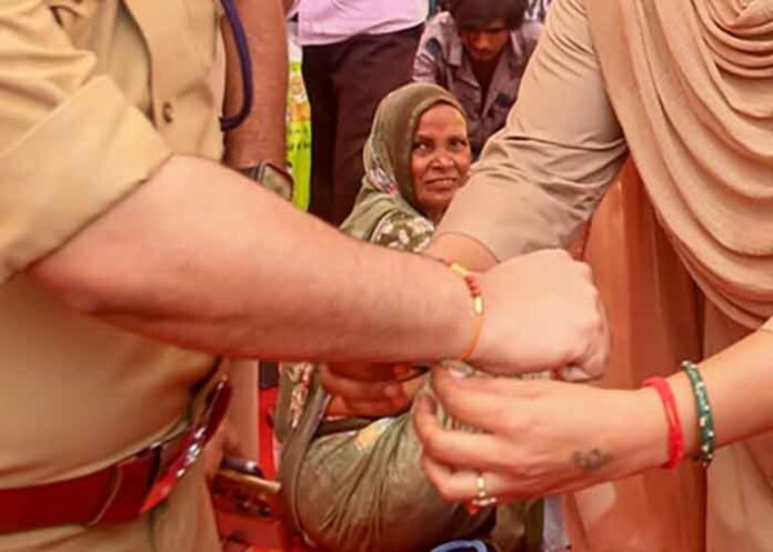 Naxal violence tie Rakhis to soldiers