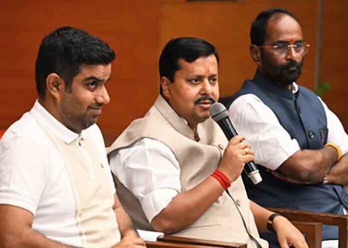 Nitin Nabin on mic with members